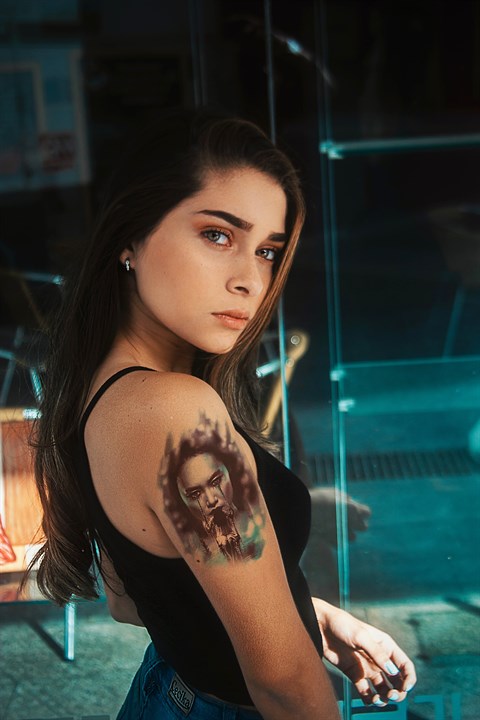 Geçici Kadın Modelli Dövme Tattoo