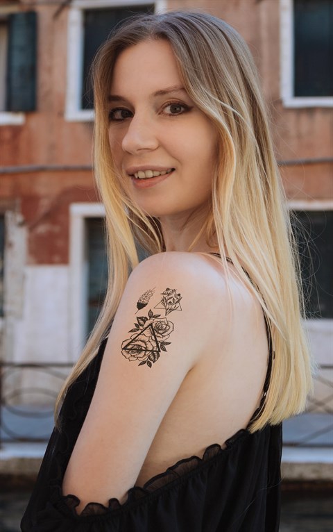 Geçici Üçgen ve Gül Mini Dövme Tattoo